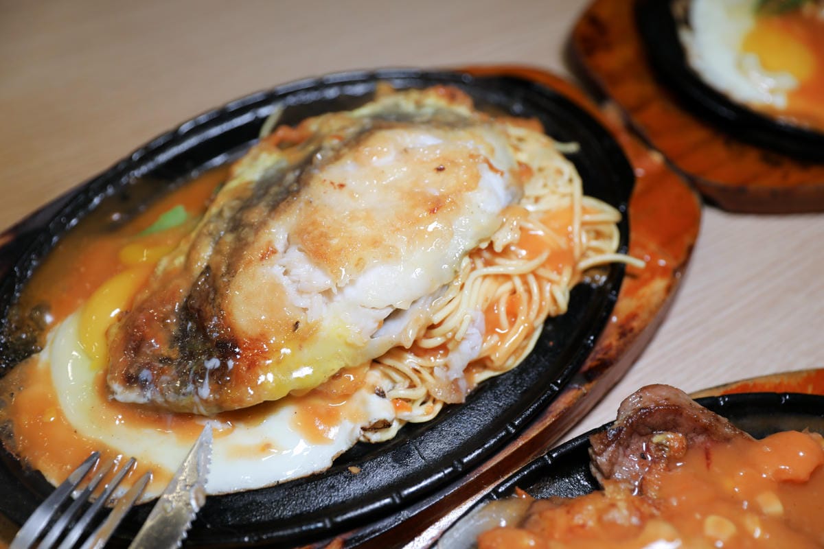 中壢夜市牛排推薦! 巴豆夭牛排館 夜市平價牛排+自助吧 玉米濃湯.吐司.飲料.冰淇淋吃到飽,還能免費續麵 - 第15張圖 中壢夜市牛排推薦! 巴豆夭牛排館 夜市平價牛排+自助吧 玉米濃湯.吐司.飲料.冰淇淋吃到飽,還能免費續麵