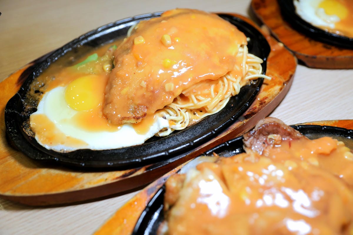 中壢夜市牛排推薦! 巴豆夭牛排館 夜市平價牛排+自助吧 玉米濃湯.吐司.飲料.冰淇淋吃到飽,還能免費續麵 - 第14張圖 中壢夜市牛排推薦! 巴豆夭牛排館 夜市平價牛排+自助吧 玉米濃湯.吐司.飲料.冰淇淋吃到飽,還能免費續麵