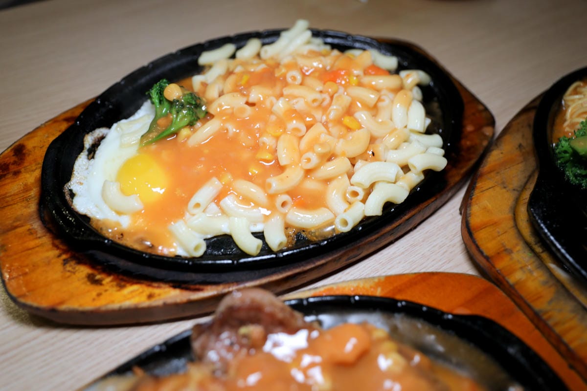 中壢夜市牛排推薦! 巴豆夭牛排館 夜市平價牛排+自助吧 玉米濃湯.吐司.飲料.冰淇淋吃到飽,還能免費續麵 - 第17張圖 中壢夜市牛排推薦! 巴豆夭牛排館 夜市平價牛排+自助吧 玉米濃湯.吐司.飲料.冰淇淋吃到飽,還能免費續麵