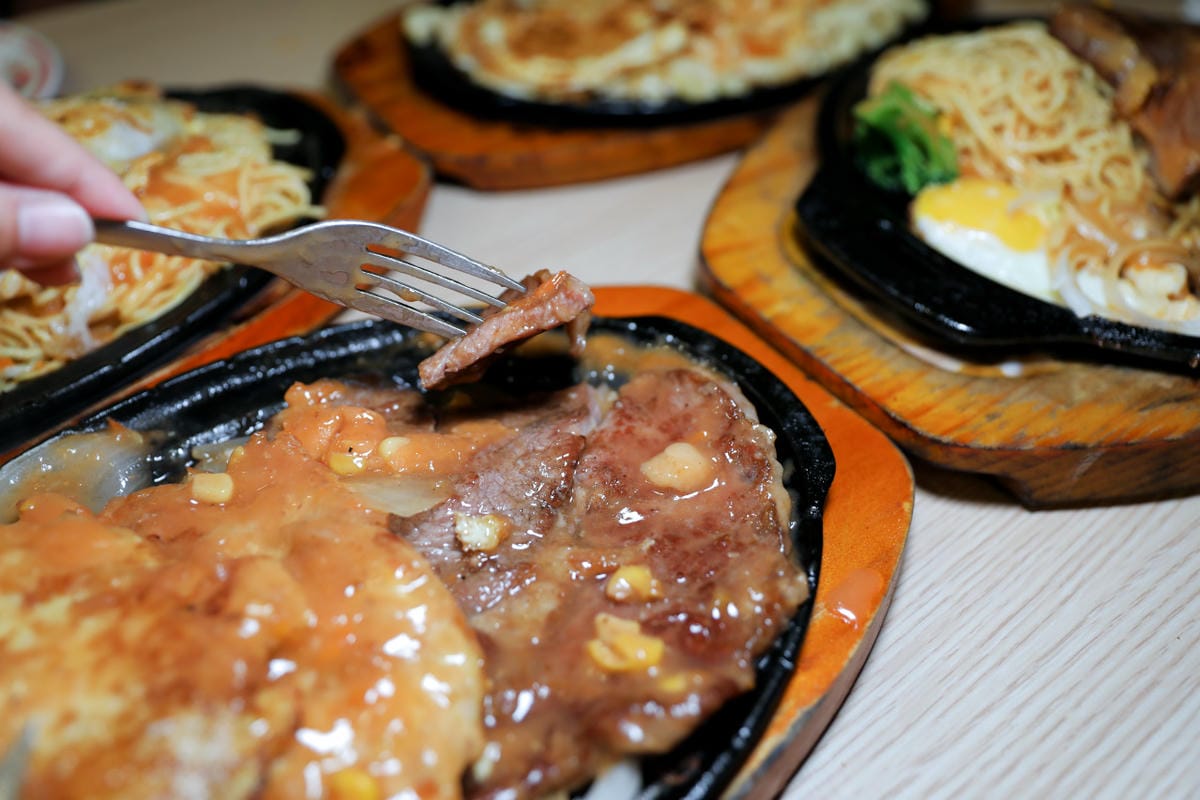 中壢夜市牛排推薦! 巴豆夭牛排館 夜市平價牛排+自助吧 玉米濃湯.吐司.飲料.冰淇淋吃到飽,還能免費續麵 - 第20張圖 中壢夜市牛排推薦! 巴豆夭牛排館 夜市平價牛排+自助吧 玉米濃湯.吐司.飲料.冰淇淋吃到飽,還能免費續麵