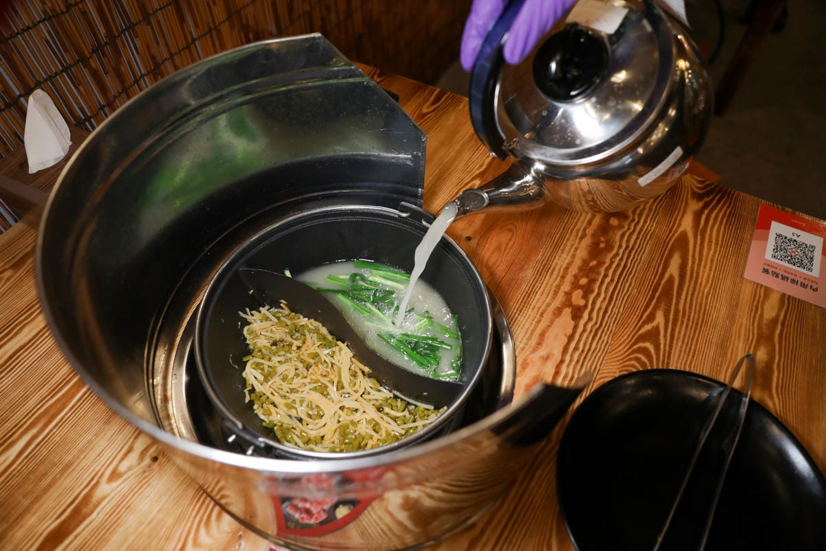 台北大安區石頭火鍋推薦! 螺螄福Rose food 正宗柳州螺螄粉 螺螄湯鴛鴦石頭火鍋(延吉店) 還有厲害的臭豆腐