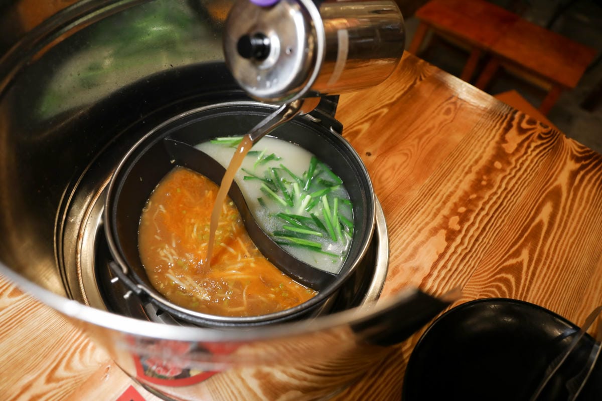 台北大安區石頭火鍋推薦! 螺螄福Rose food 正宗柳州螺螄粉 螺螄湯鴛鴦石頭火鍋(延吉店) 還有厲害的臭豆腐
