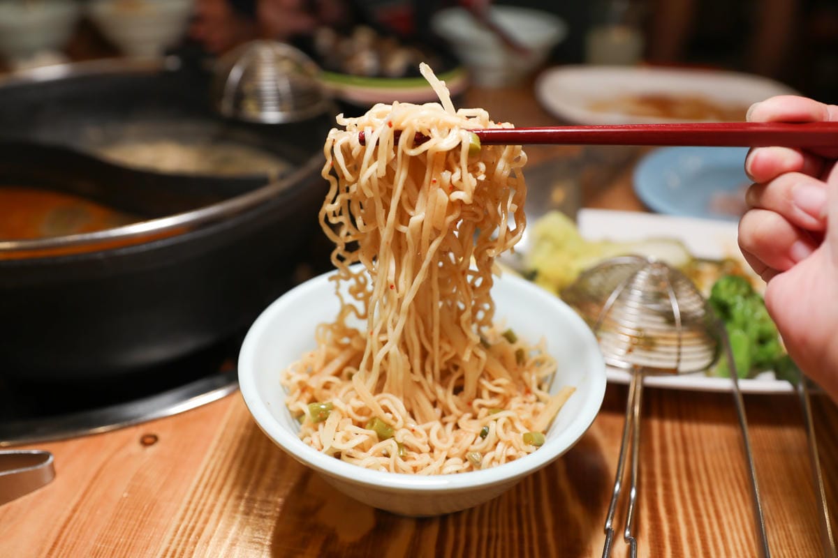 台北大安區石頭火鍋推薦! 螺螄福Rose food 正宗柳州螺螄粉 螺螄湯鴛鴦石頭火鍋(延吉店) 還有厲害的臭豆腐