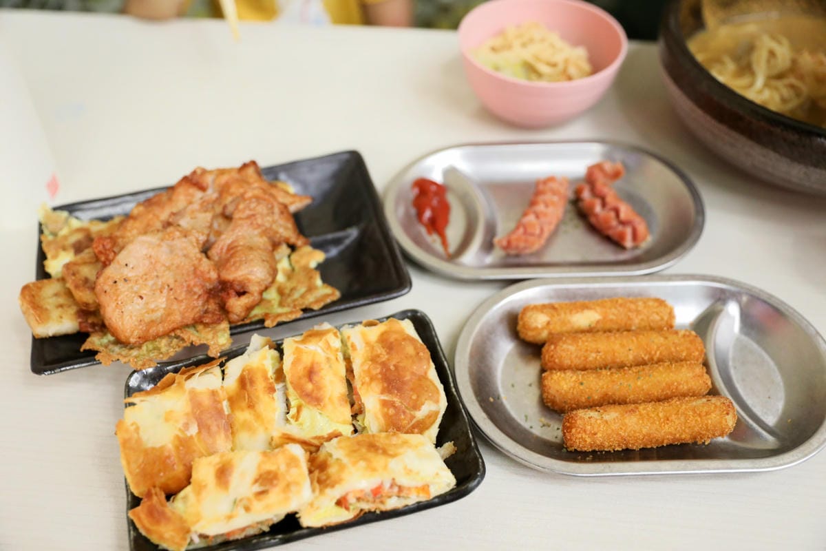 林口早午餐推薦! 拿靠早午餐(林口遠雄仁愛店) 漢堡.脆皮蛋餅.蘿蔔糕排骨.鍋燒意麵