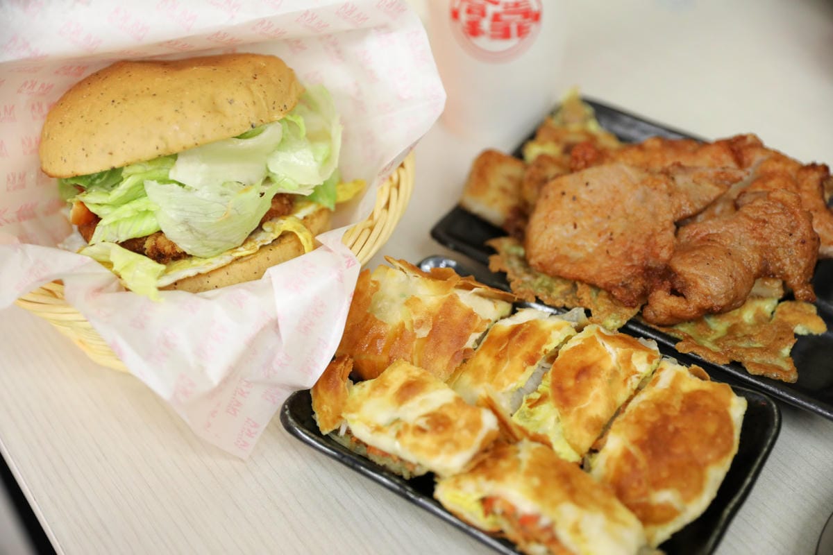 林口早午餐推薦! 拿靠早午餐(林口遠雄仁愛店) 漢堡.脆皮蛋餅.蘿蔔糕排骨.鍋燒意麵