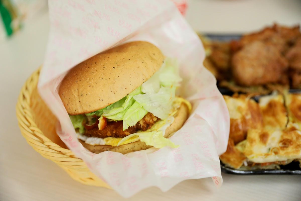 林口早午餐推薦! 拿靠早午餐(林口遠雄仁愛店) 漢堡.脆皮蛋餅.蘿蔔糕排骨.鍋燒意麵