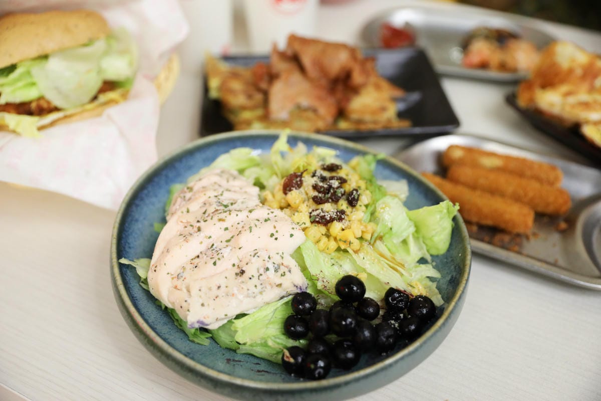 林口早午餐推薦! 拿靠早午餐(林口遠雄仁愛店) 漢堡.脆皮蛋餅.蘿蔔糕排骨.鍋燒意麵