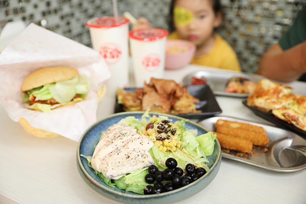 林口早午餐推薦! 拿靠早午餐(林口遠雄仁愛店) 漢堡.脆皮蛋餅.蘿蔔糕排骨.鍋燒意麵