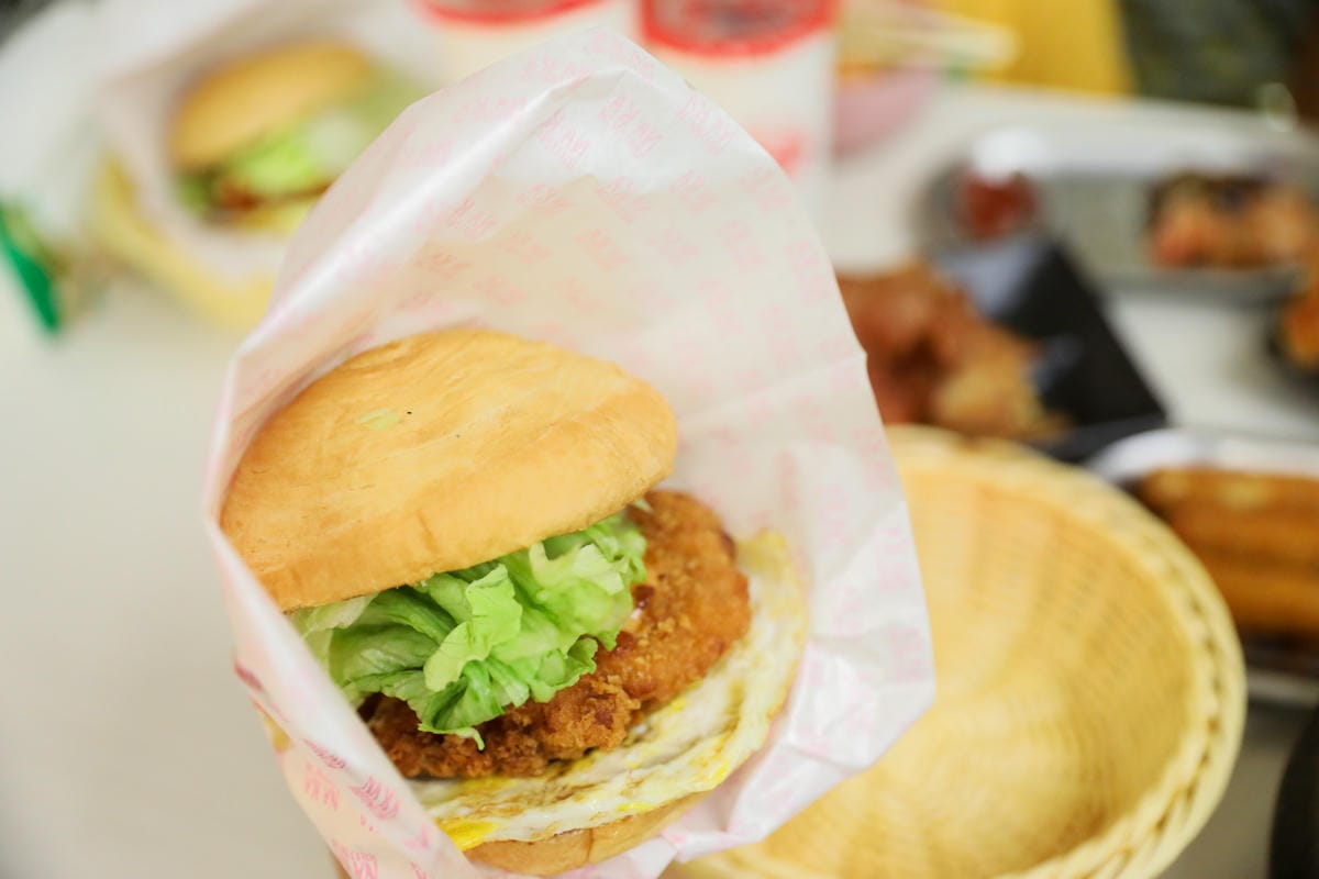 林口早午餐推薦! 拿靠早午餐(林口遠雄仁愛店) 漢堡.脆皮蛋餅.蘿蔔糕排骨.鍋燒意麵