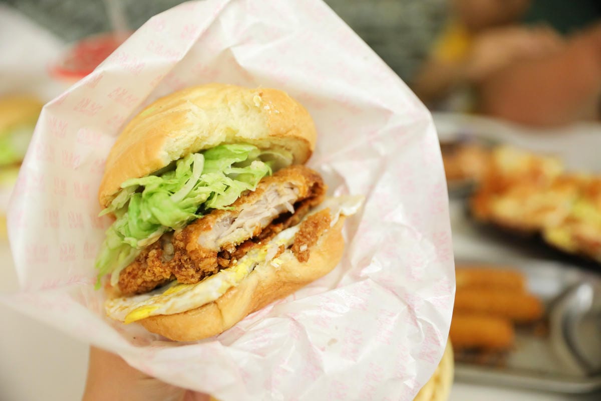 林口早午餐推薦! 拿靠早午餐(林口遠雄仁愛店) 漢堡.脆皮蛋餅.蘿蔔糕排骨.鍋燒意麵