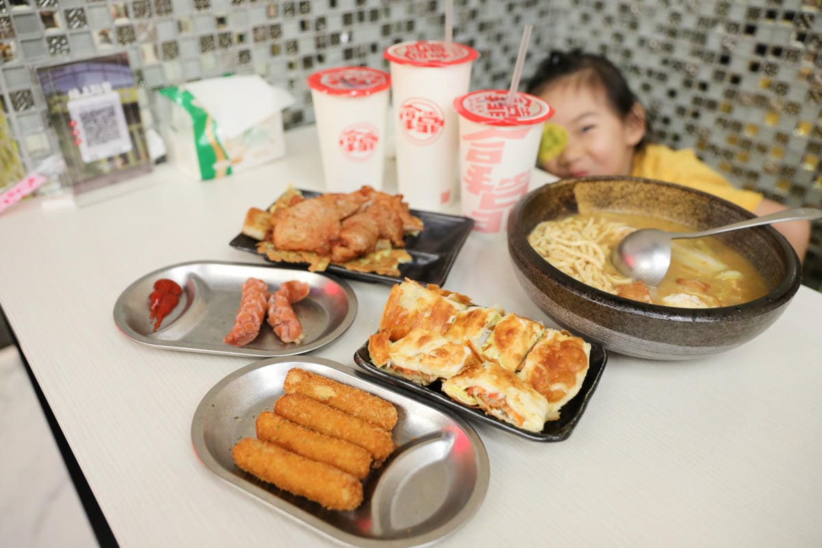 林口早午餐推薦! 拿靠早午餐(林口遠雄仁愛店) 漢堡.脆皮蛋餅.蘿蔔糕排骨.鍋燒意麵