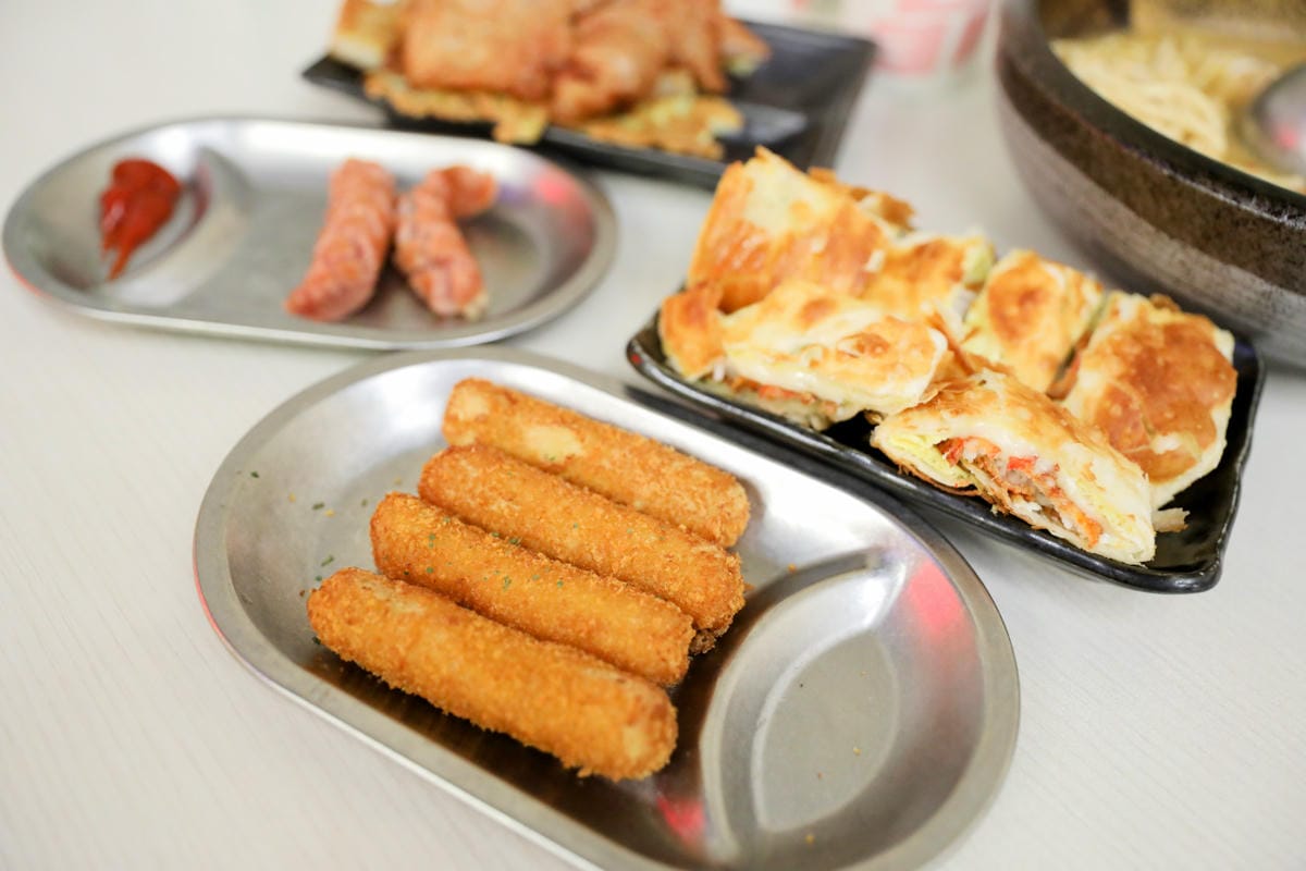 林口早午餐推薦! 拿靠早午餐(林口遠雄仁愛店) 漢堡.脆皮蛋餅.蘿蔔糕排骨.鍋燒意麵