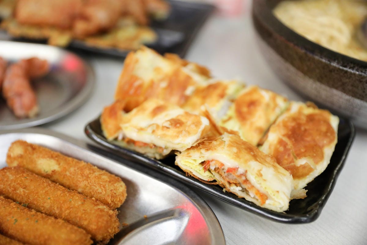 林口早午餐推薦! 拿靠早午餐(林口遠雄仁愛店) 漢堡.脆皮蛋餅.蘿蔔糕排骨.鍋燒意麵