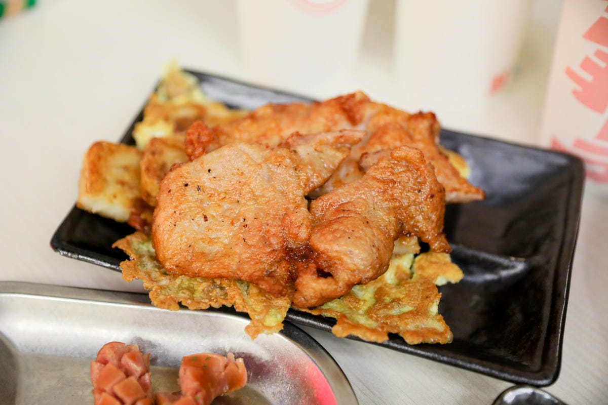 林口早午餐推薦! 拿靠早午餐(林口遠雄仁愛店) 漢堡.脆皮蛋餅.蘿蔔糕排骨.鍋燒意麵