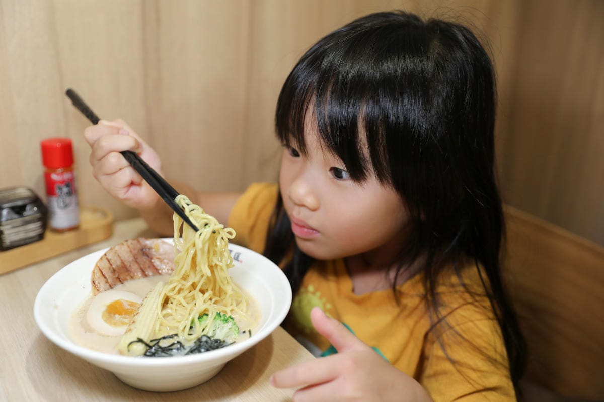 麵匡匡拉麵食堂(新莊昌平店) 金甘蝦味噌拉麵新菜上市 最適合親子用餐的豚骨拉麵店推薦!