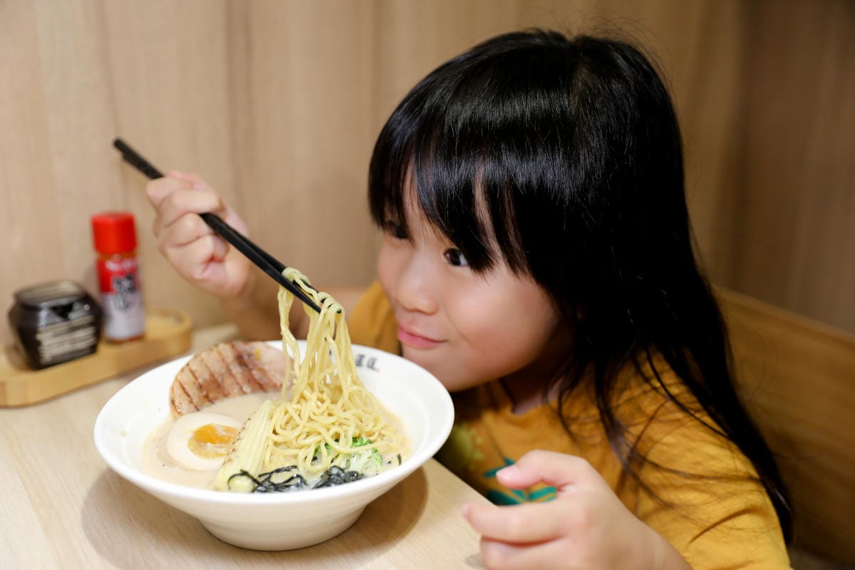 麵匡匡拉麵食堂(新莊昌平店) 金甘蝦味噌拉麵新菜上市 最適合親子用餐的豚骨拉麵店推薦!
