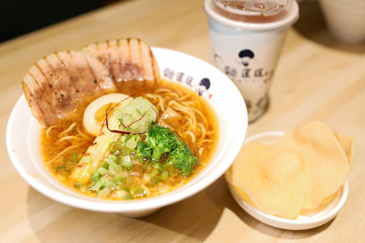 麵匡匡拉麵食堂(新莊昌平店) 金甘蝦味噌拉麵新菜上市 最適合親子用餐的豚骨拉麵店推薦!