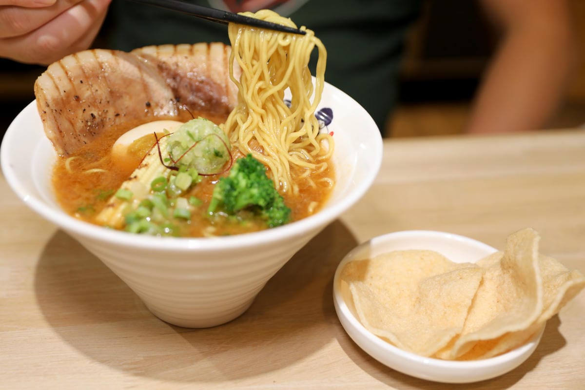 麵匡匡拉麵食堂(新莊昌平店) 金甘蝦味噌拉麵新菜上市 最適合親子用餐的豚骨拉麵店推薦!