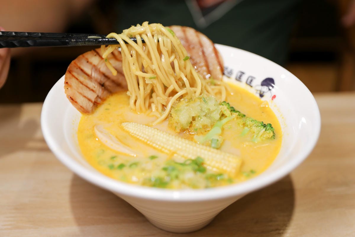 麵匡匡拉麵食堂(新莊昌平店) 金甘蝦味噌拉麵新菜上市 最適合親子用餐的豚骨拉麵店推薦!