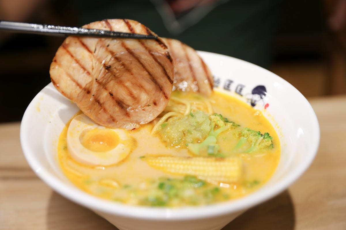 麵匡匡拉麵食堂(新莊昌平店) 金甘蝦味噌拉麵新菜上市 最適合親子用餐的豚骨拉麵店推薦!