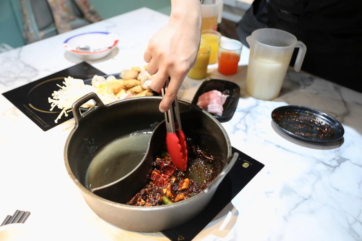 西門町火鍋吃到飽餐廳推薦! 肉多多火鍋(西門店) 爆炒招牌石頭鍋 壽星慶生就吃生日肉蛋糕,新會員好禮送肉盤