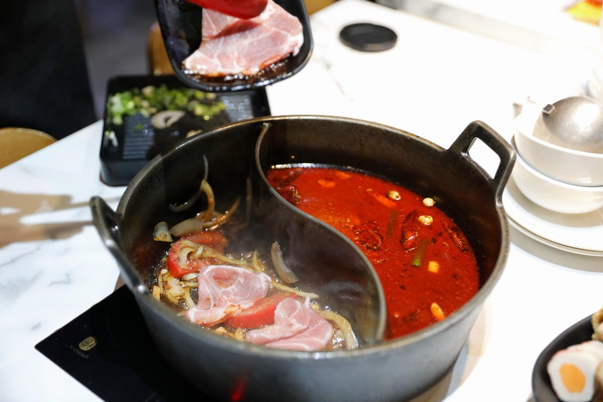 西門町火鍋吃到飽餐廳推薦! 肉多多火鍋(西門店) 爆炒招牌石頭鍋 壽星慶生就吃生日肉蛋糕,新會員好禮送肉盤