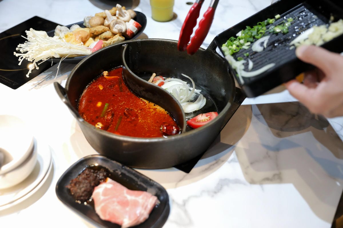 西門町火鍋吃到飽餐廳推薦! 肉多多火鍋(西門店) 爆炒招牌石頭鍋 壽星慶生就吃生日肉蛋糕,新會員好禮送肉盤