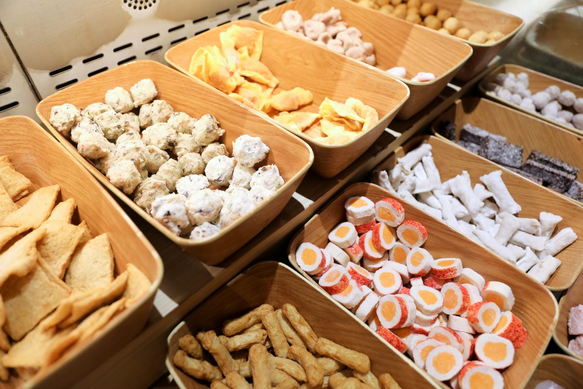 西門町火鍋吃到飽餐廳推薦! 肉多多火鍋(西門店) 爆炒招牌石頭鍋 壽星慶生就吃生日肉蛋糕,新會員好禮送肉盤