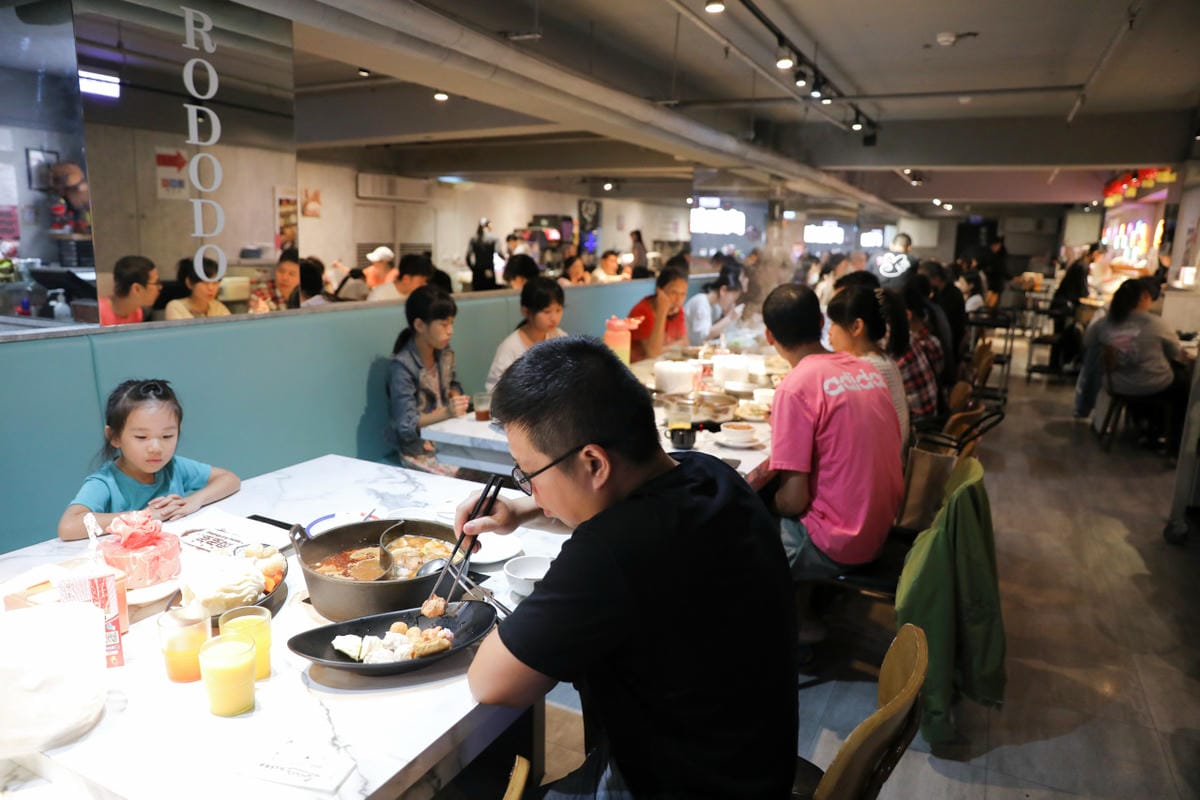 西門町火鍋吃到飽餐廳推薦! 肉多多火鍋(西門店) 爆炒招牌石頭鍋 壽星慶生就吃生日肉蛋糕,新會員好禮送肉盤