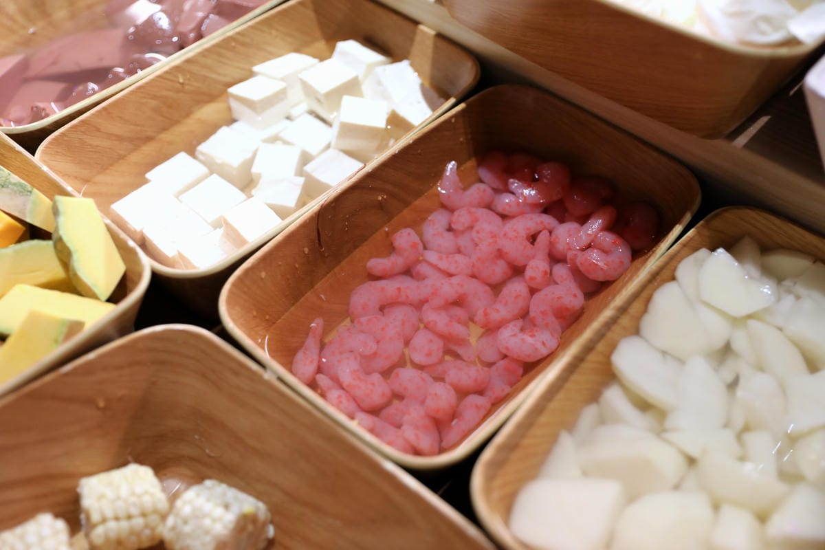 西門町火鍋吃到飽餐廳推薦! 肉多多火鍋(西門店) 爆炒招牌石頭鍋 壽星慶生就吃生日肉蛋糕,新會員好禮送肉盤