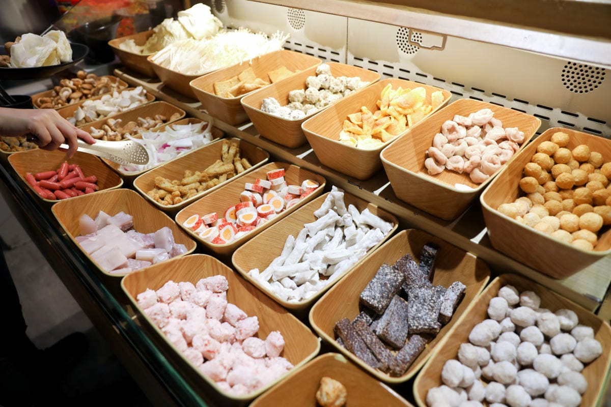 西門町火鍋吃到飽餐廳推薦! 肉多多火鍋(西門店) 爆炒招牌石頭鍋 壽星慶生就吃生日肉蛋糕,新會員好禮送肉盤