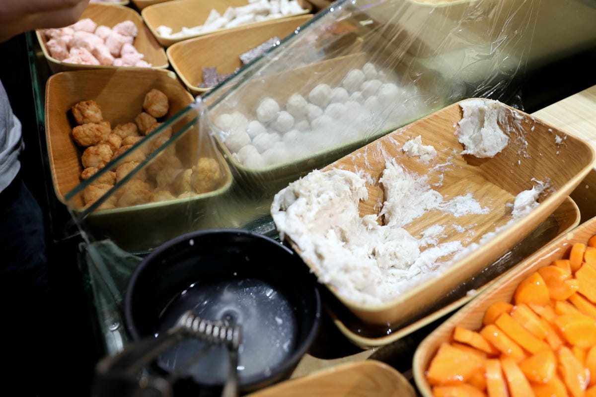 西門町火鍋吃到飽餐廳推薦! 肉多多火鍋(西門店) 爆炒招牌石頭鍋 壽星慶生就吃生日肉蛋糕,新會員好禮送肉盤