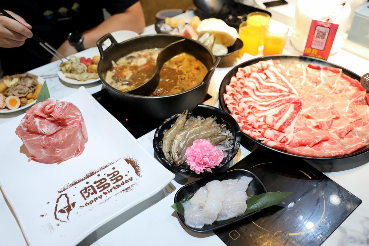 西門町火鍋吃到飽餐廳推薦! 肉多多火鍋(西門店) 爆炒招牌石頭鍋 壽星慶生就吃生日肉蛋糕,新會員好禮送肉盤