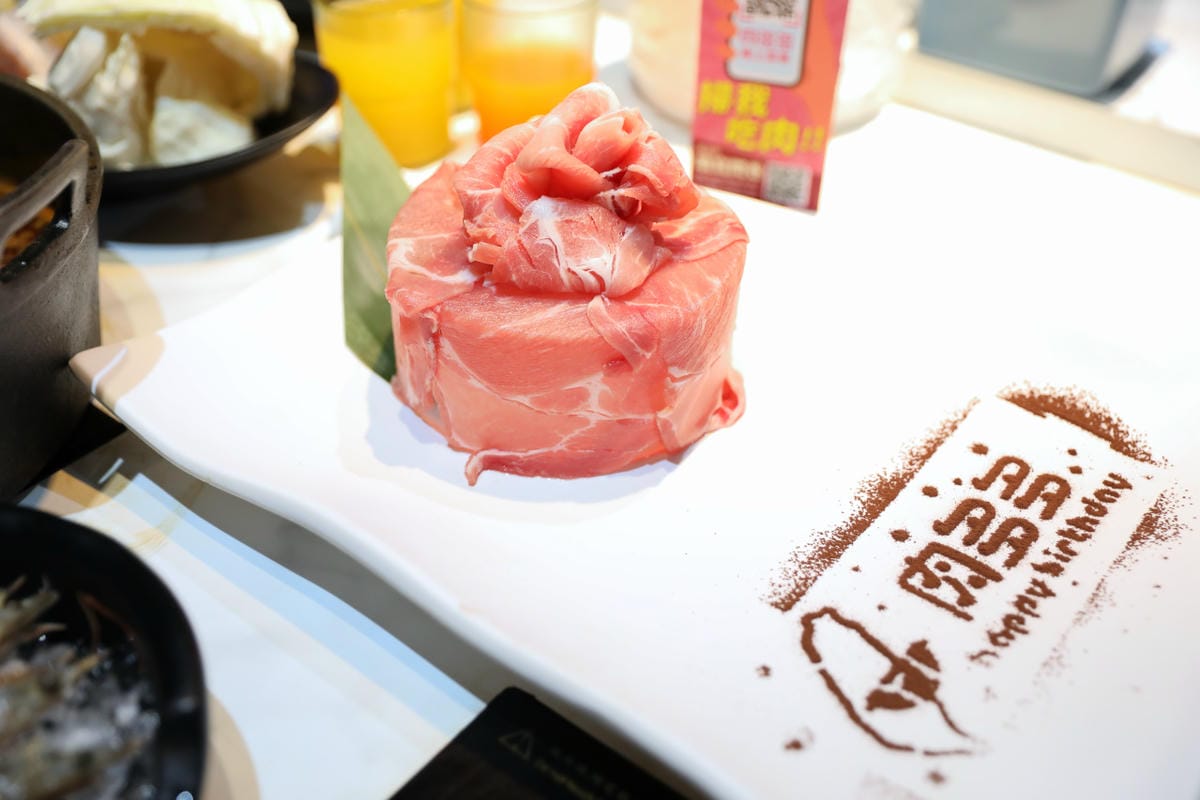 西門町火鍋吃到飽餐廳推薦! 肉多多火鍋(西門店) 爆炒招牌石頭鍋 壽星慶生就吃生日肉蛋糕,新會員好禮送肉盤