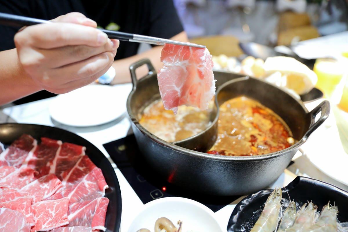 西門町火鍋吃到飽餐廳推薦! 肉多多火鍋(西門店) 爆炒招牌石頭鍋 壽星慶生就吃生日肉蛋糕,新會員好禮送肉盤