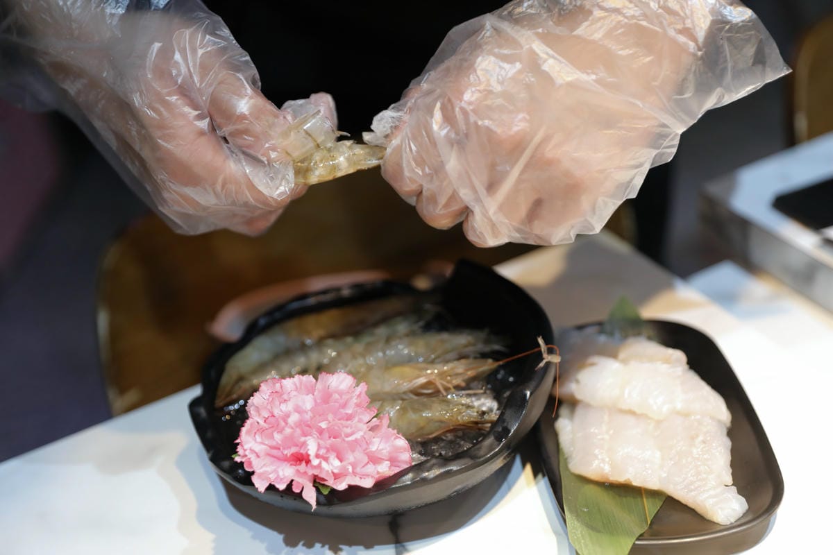 西門町火鍋吃到飽餐廳推薦! 肉多多火鍋(西門店) 爆炒招牌石頭鍋 壽星慶生就吃生日肉蛋糕,新會員好禮送肉盤