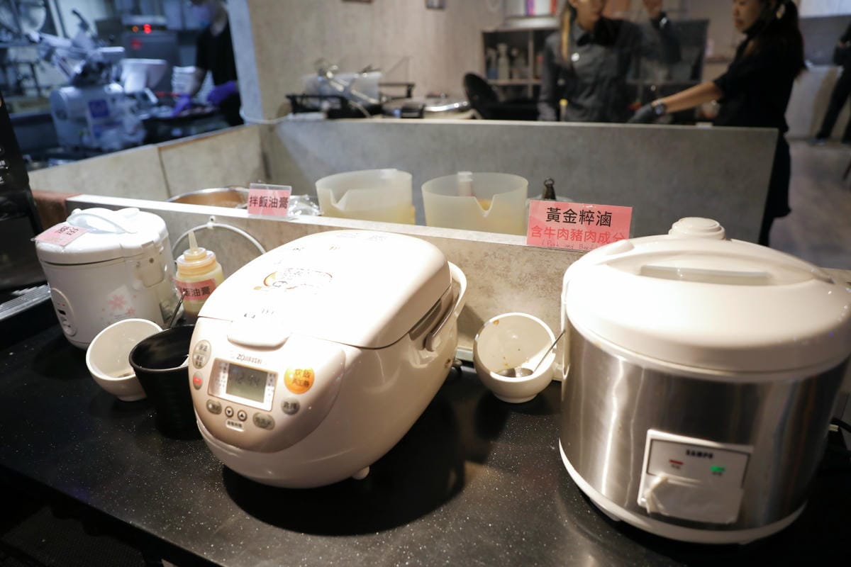 西門町火鍋吃到飽餐廳推薦! 肉多多火鍋(西門店) 爆炒招牌石頭鍋 壽星慶生就吃生日肉蛋糕,新會員好禮送肉盤