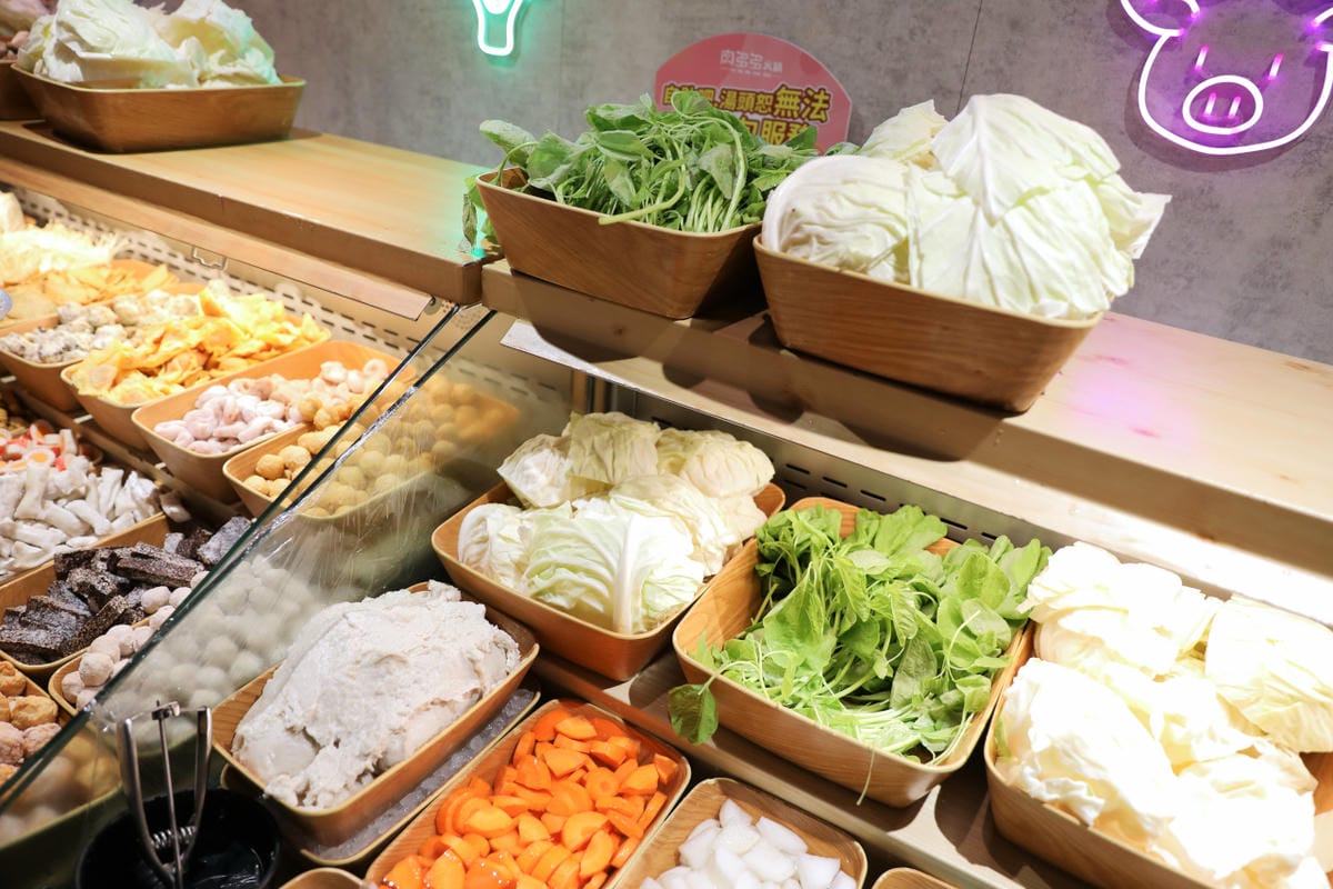 西門町火鍋吃到飽餐廳推薦! 肉多多火鍋(西門店) 爆炒招牌石頭鍋 壽星慶生就吃生日肉蛋糕,新會員好禮送肉盤