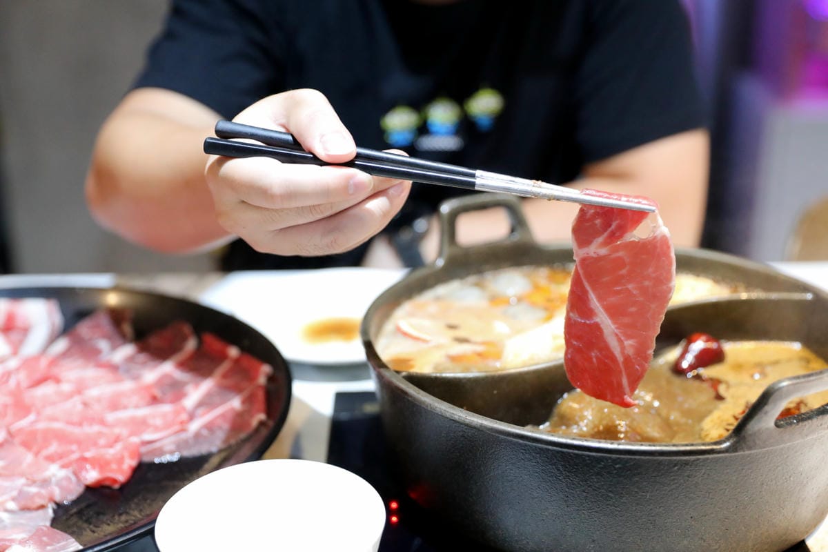 西門町火鍋吃到飽餐廳推薦! 肉多多火鍋(西門店) 爆炒招牌石頭鍋 壽星慶生就吃生日肉蛋糕,新會員好禮送肉盤