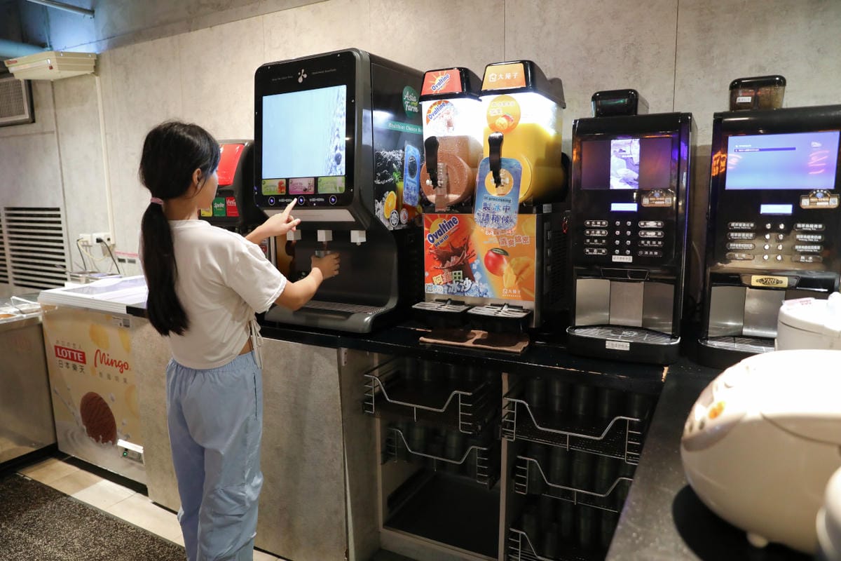 西門町火鍋吃到飽餐廳推薦! 肉多多火鍋(西門店) 爆炒招牌石頭鍋 壽星慶生就吃生日肉蛋糕,新會員好禮送肉盤