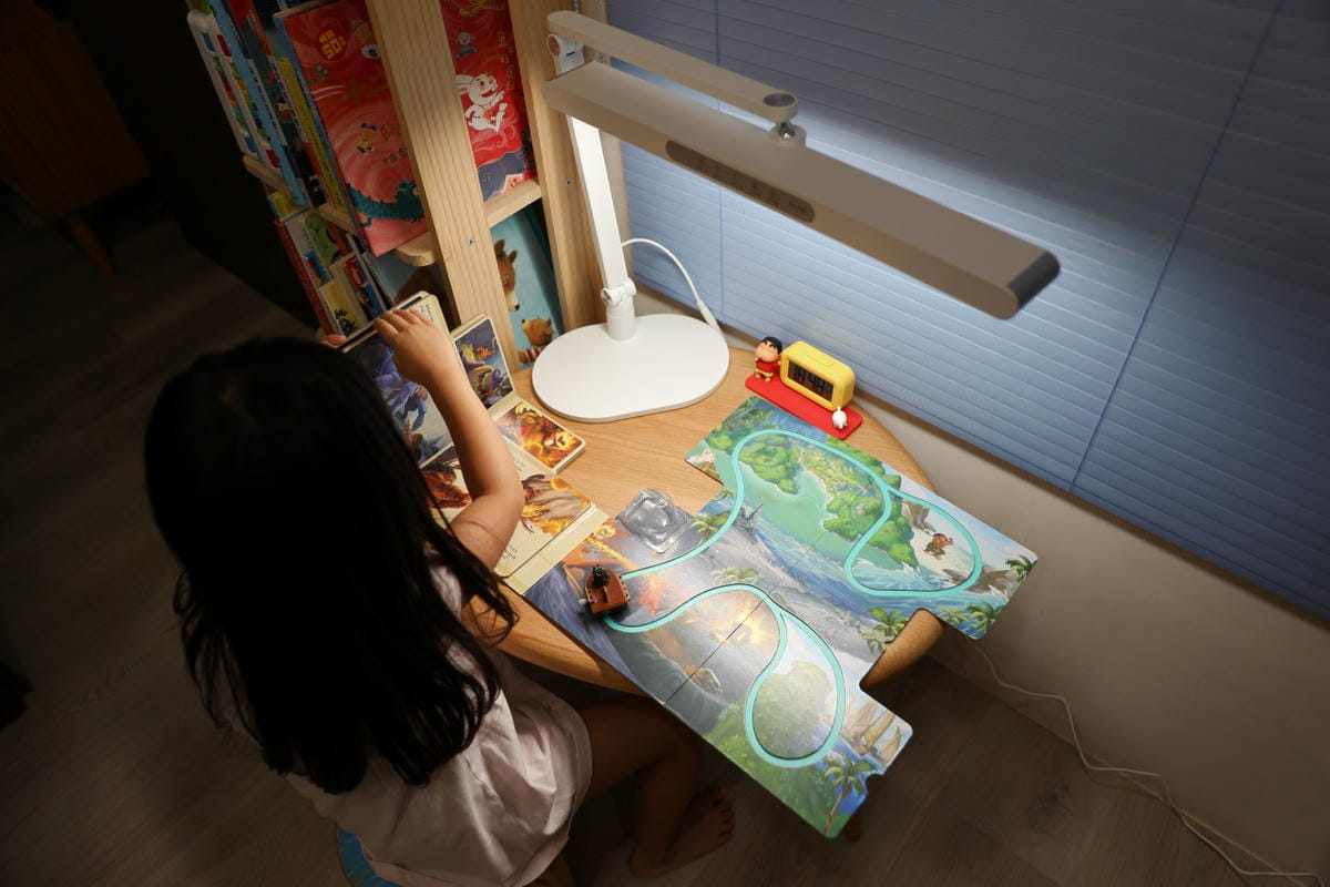 喜光晶靈燈 | 學童護眼檯燈推薦! 全光譜智能檯燈 GENIUS 晶靈燈 座夾兩用版 靈活安裝超方便! - 第10張圖 喜光晶靈燈 | 學童護眼檯燈推薦! 全光譜智能檯燈 GENIUS 晶靈燈 座夾兩用版 靈活安裝超方便!