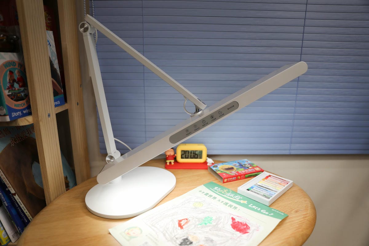 喜光晶靈燈 | 學童護眼檯燈推薦! 全光譜智能檯燈 GENIUS 晶靈燈 座夾兩用版 靈活安裝超方便! - 第12張圖 喜光晶靈燈 | 學童護眼檯燈推薦! 全光譜智能檯燈 GENIUS 晶靈燈 座夾兩用版 靈活安裝超方便!