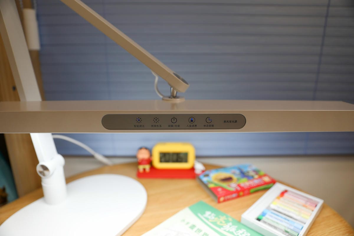 喜光晶靈燈 | 學童護眼檯燈推薦! 全光譜智能檯燈 GENIUS 晶靈燈 座夾兩用版 靈活安裝超方便! - 第19張圖 喜光晶靈燈 | 學童護眼檯燈推薦! 全光譜智能檯燈 GENIUS 晶靈燈 座夾兩用版 靈活安裝超方便!