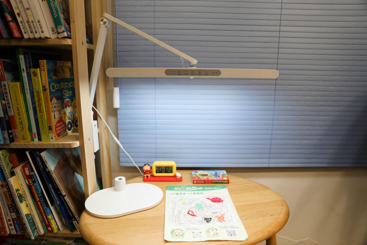 喜光晶靈燈 | 學童護眼檯燈推薦! 全光譜智能檯燈 GENIUS 晶靈燈 座夾兩用版 靈活安裝超方便! - 第3張圖 喜光晶靈燈 | 學童護眼檯燈推薦! 全光譜智能檯燈 GENIUS 晶靈燈 座夾兩用版 靈活安裝超方便!