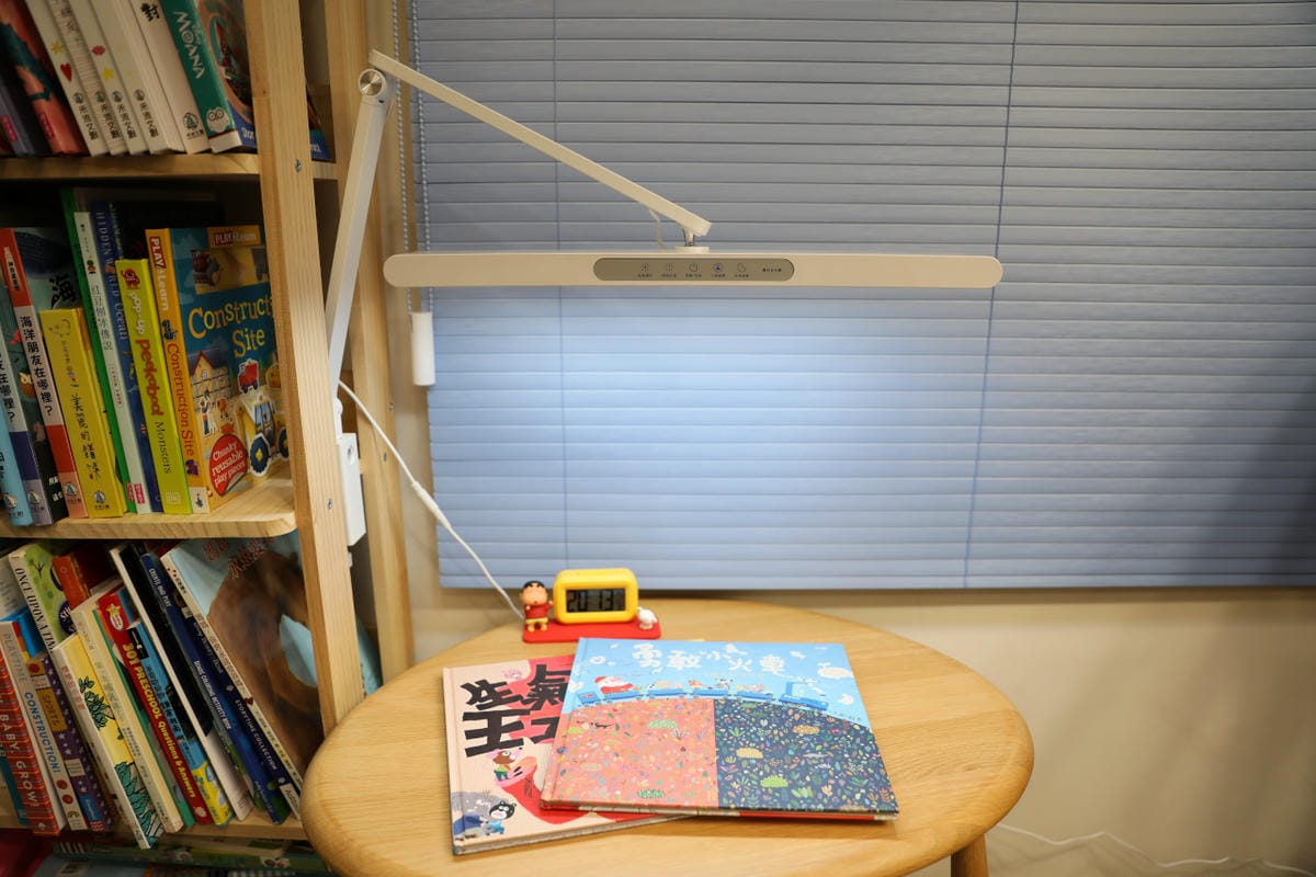 喜光晶靈燈 | 學童護眼檯燈推薦! 全光譜智能檯燈 GENIUS 晶靈燈 座夾兩用版 靈活安裝超方便! - 第8張圖 喜光晶靈燈 | 學童護眼檯燈推薦! 全光譜智能檯燈 GENIUS 晶靈燈 座夾兩用版 靈活安裝超方便!