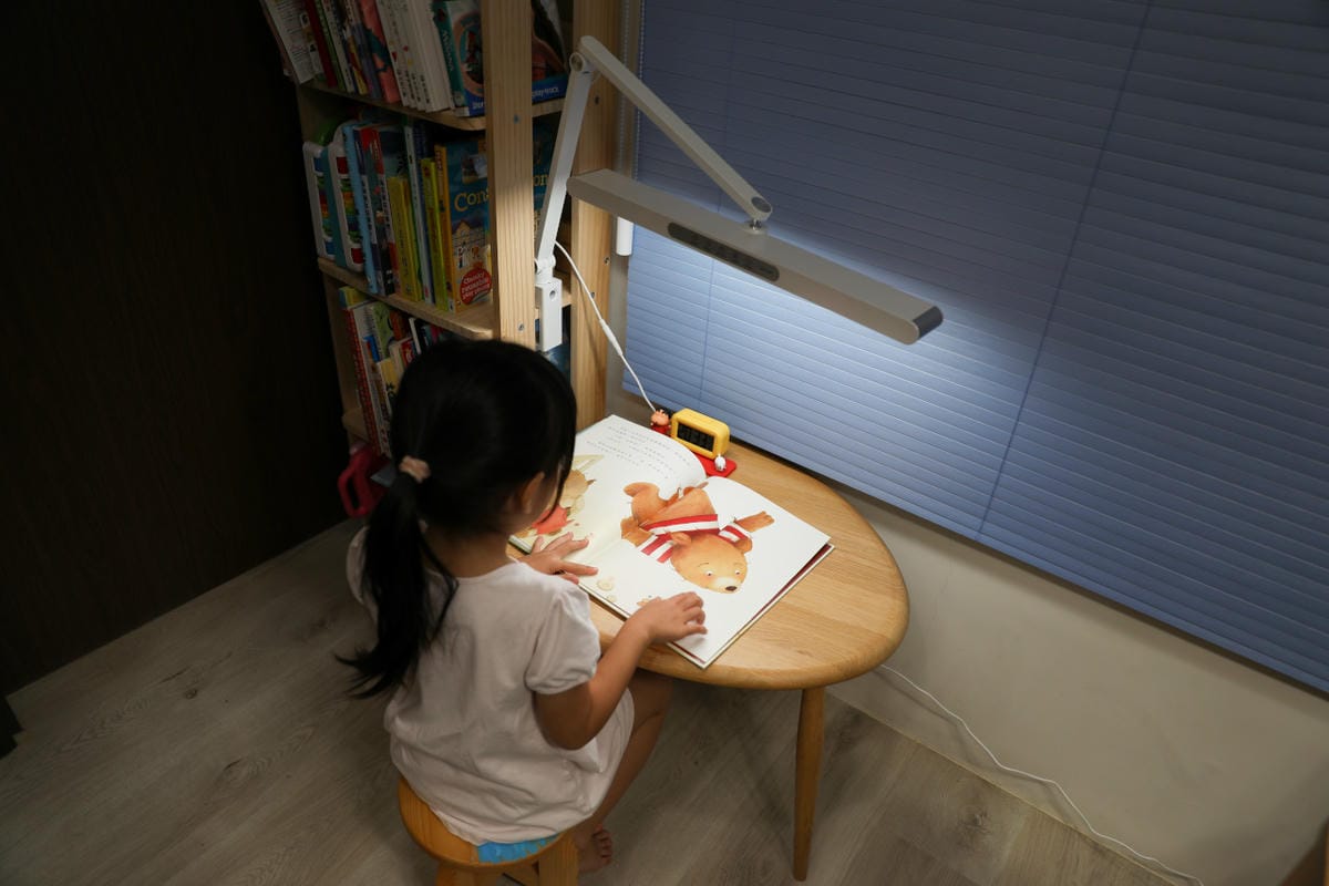 喜光晶靈燈 | 學童護眼檯燈推薦! 全光譜智能檯燈 GENIUS 晶靈燈 座夾兩用版 靈活安裝超方便! - 第17張圖 喜光晶靈燈 | 學童護眼檯燈推薦! 全光譜智能檯燈 GENIUS 晶靈燈 座夾兩用版 靈活安裝超方便!