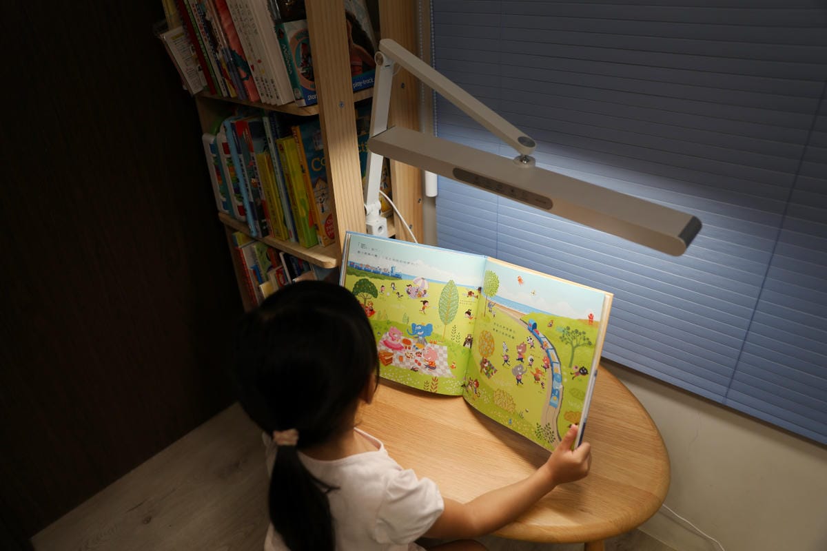 喜光晶靈燈 | 學童護眼檯燈推薦! 全光譜智能檯燈 GENIUS 晶靈燈 座夾兩用版 靈活安裝超方便! - 第22張圖 喜光晶靈燈 | 學童護眼檯燈推薦! 全光譜智能檯燈 GENIUS 晶靈燈 座夾兩用版 靈活安裝超方便!