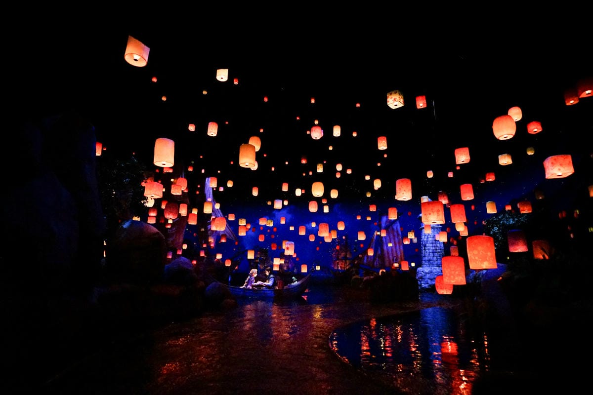 日本東京迪士尼海洋攻略分享 2025萬聖節親子生日之旅! 領取生日紀念貼紙,享受壽星禮遇 善用迪士尼APP抽PP.MO點餐.購買DPA輕鬆玩泉鄉園區