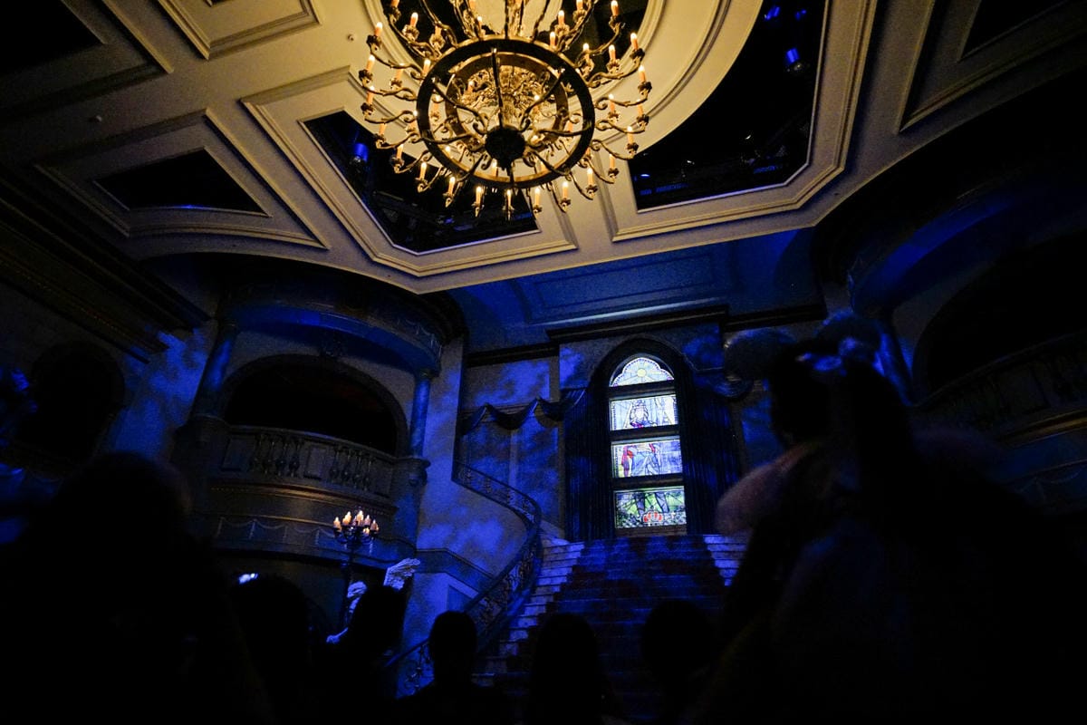 日本東京迪士尼樂園攻略分享 2025萬聖節親子生日之旅! 一日暢玩陸地18項遊樂設施,善用迪士尼APP抽PP.MO點餐.購買DPA,不花時間排隊餐廳看遊行秘密地點