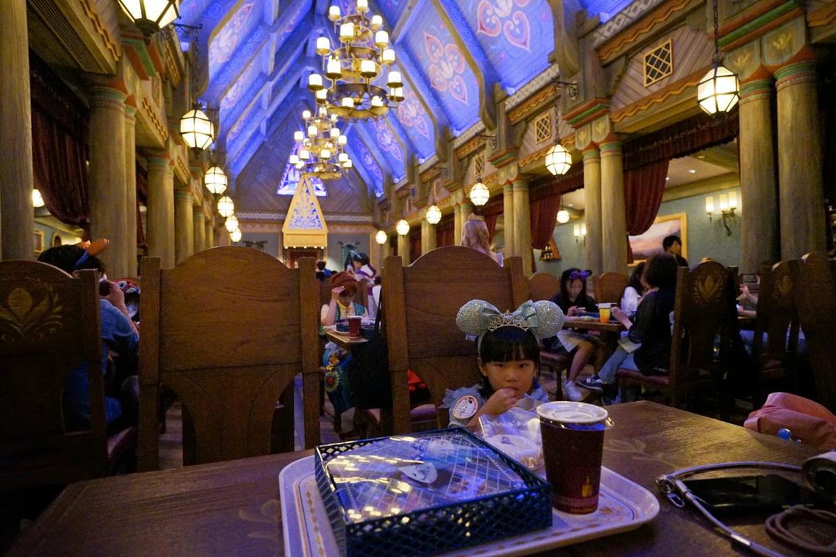 日本東京迪士尼海洋攻略分享 2025萬聖節親子生日之旅! 領取生日紀念貼紙,享受壽星禮遇 善用迪士尼APP抽PP.MO點餐.購買DPA輕鬆玩泉鄉園區